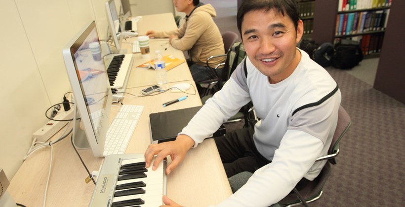 Student using library midi keyboard